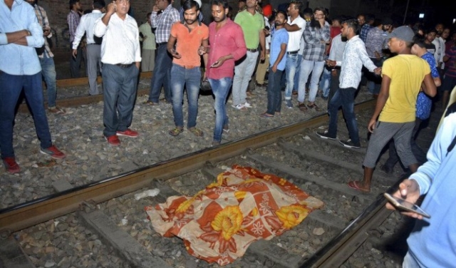 الهند: قطارٌ يدهسُ حشدًا ويُوقعُ 50 قتيلًا على الأقل