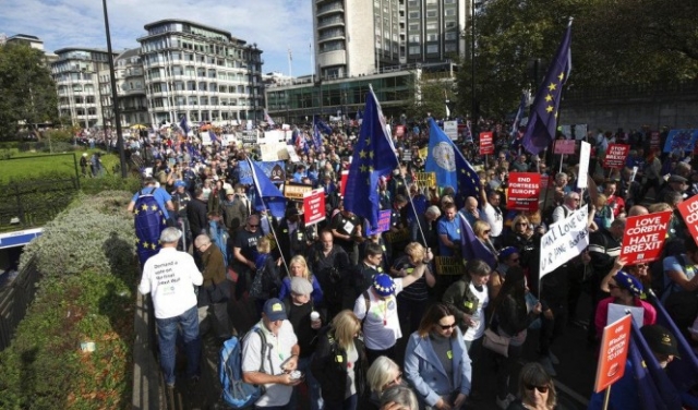 عشرات الآلاف يتظاهرون بلندن للمطالبة باستفتاء جديد حول بريكست