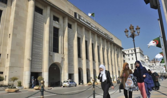 الجزائر: بوتفليقة يغيب أزمة البرلمان الحادة عن كلمته