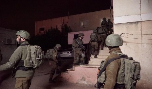اعتقال 12 فلسطينيا ومداهمة منازل منفذي عملية 