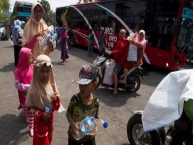 لتقليل التلوّث: أجرة الحافلات هي زجاجات بلاستيكية بإندونيسيا