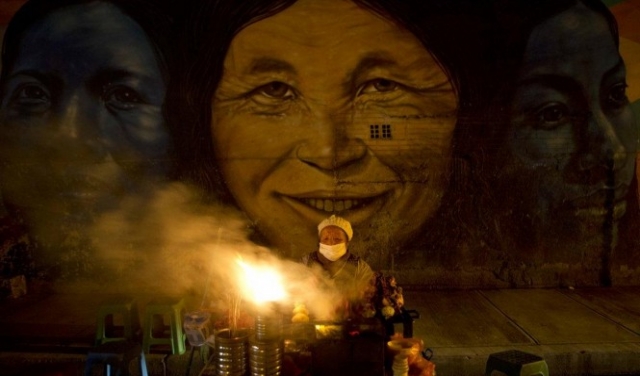بوليفيا: امرأة تبيع الطعام في الشارع على خلفية 