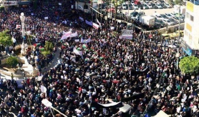الآلاف يتظاهرون في رام الله لتعديل 
