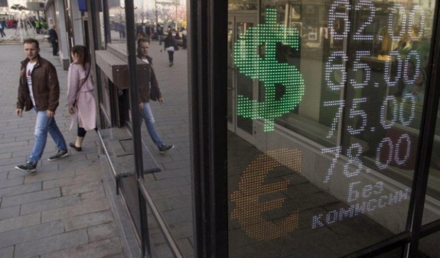 روسيا تخطط لإيقاف التعامل بالدولار واستبداله باليوان واليورو 