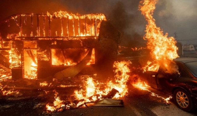 كاليفورنيا: حريق غابات يأتي على بلدة بالكامل ويهجر عشرات الآلاف