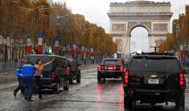 باريس: ناشطات نسويات يعترضن موكب ترامب عاريات الصدر 