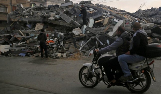 بعض من ركام العمارات التي قصفها الاحتلال في غزّة 