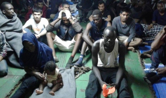 الأجهزة الأمنية الليبية تُلقي بـ79 مهاجرا في البحر 