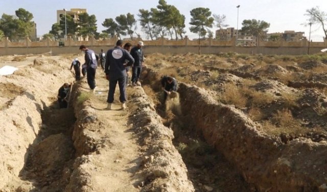 سورية: استخراج 516 من 1500 جثة في مقبرة جماعية في الرقة