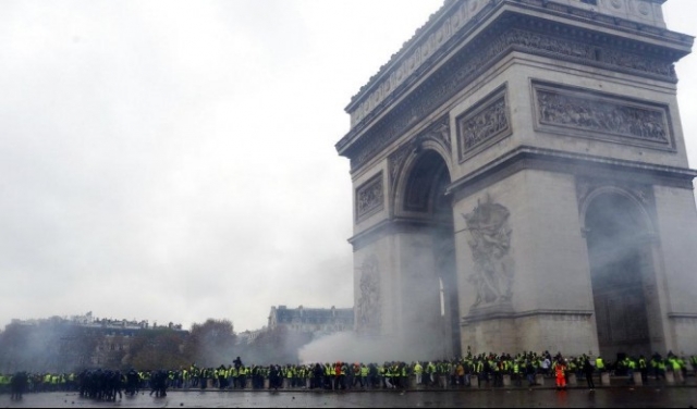 الشرطة الفرنسية تعتدي على متظاهرين وسط باريس