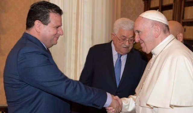 النائب عودة يرافق عباس ويلتقي البابا