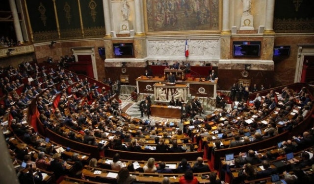 فرنسا: الرئاسة تعلن إلغاء زيادة الضريبة على المحروقات