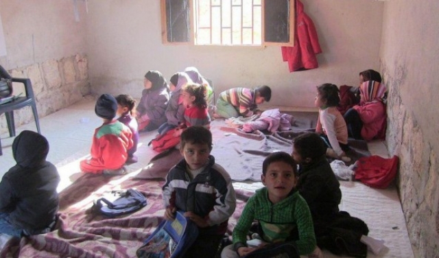 طلّاب إدلب مصرّون على الدراسة رغم ظروف المدارس السيئة