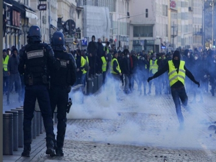 صحيفة: حسابات مزيفة تدعمها روسيا لتضخيم حراك "السترات الصفراء"