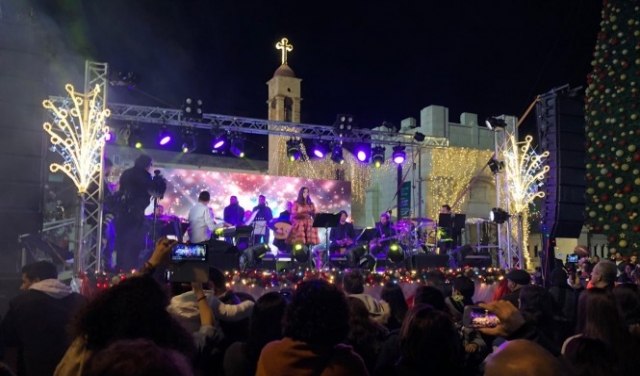 أغانٍ وفرحة واحتفال قبيل إضاءة شجرة الميلاد في الناصرة
