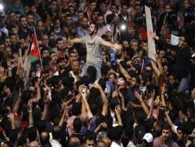 الأردن: آلاف المطالبين برحيل الحكومة والدرك يستخدم القوّة