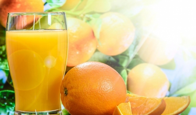كوب من عصير البرتقال يوميًا يقيكُم من الخرف