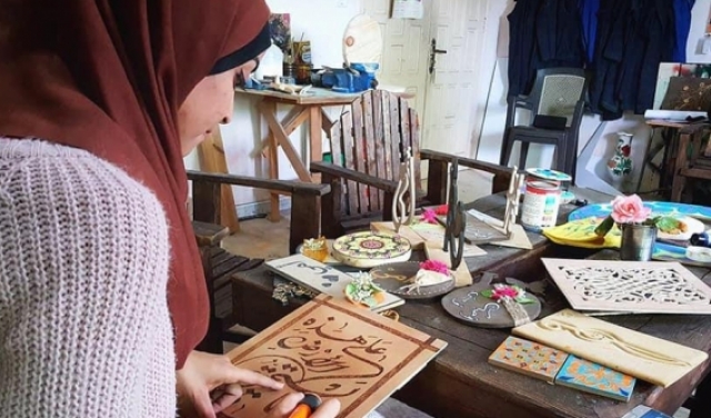 فنانة غزّية تروي تفاصيل الحياة عبر النقش على الخشب