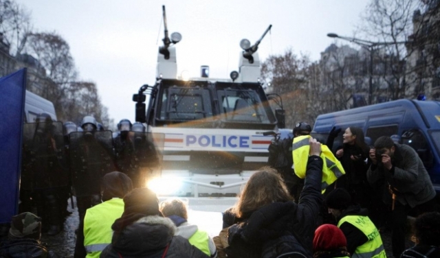 فرنسا تسعى لاحتواء أزمة 