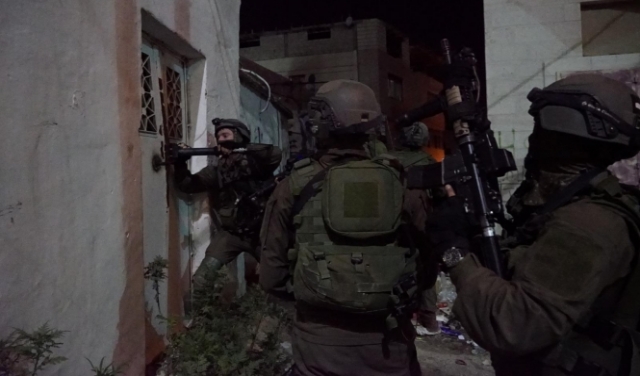  اعتقال 15 فلسطينيا بالضفة وتشديدات عسكرية بالخليل