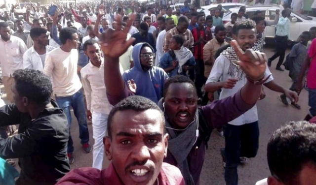 السودان: البشير يُخوِّن المتظاهرين ويُشير بإصبع الاتّهام نحو الغرب