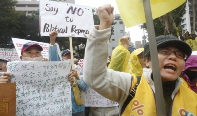 التايوانيون يرتدون السترات الصفر في تظاهرات ببلادهم