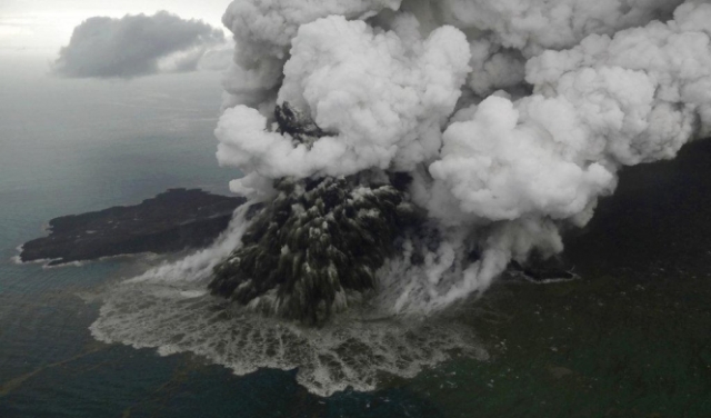 بركان التسونامي في إندونيسيا يتقلّص لربع حجمه