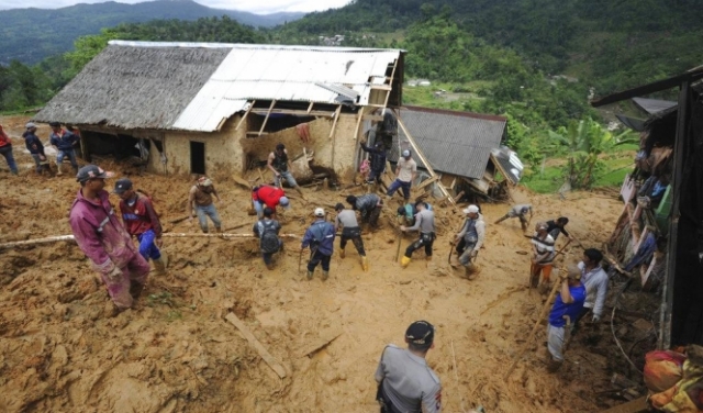 إندونيسيا: 9 قتلى و34 مفقودًا بانزلاقات أرضيّة