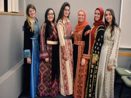 TweetYourThobe#: نساء يرتدين الثوب الفلسطيني دعمًا لطليب