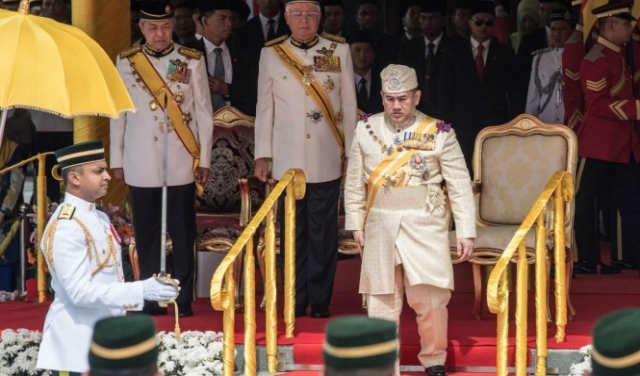 سلطان ماليزيا يتنازل عن عرشه بعد 3 سنوات 