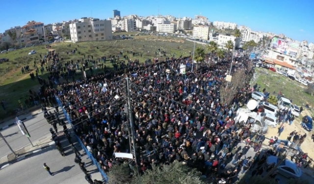 رام الله: إضراب واعتصام للآلاف لإلغاء قانون الضمان الاجتماعي