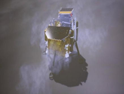 الصين: "ناسا" تطلب مساعدتنا في الوصول للجزء المظلم من القمر