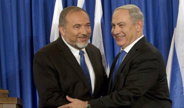 إسرائيل تسمح بدخول المنحة القطرية وليبرمان يهاجم نتنياهو