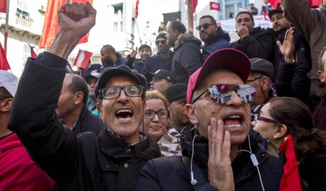 آلاف الطلّاب التونسيين يحتجّون لكي يستأنفوا دراستهم