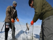 الصيد بطريقة "الإسكيمو" لمواجهة تجمُّد بحيرة شرقي تركيا