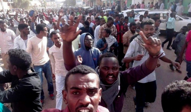 تجمع المهنيين السودانيين يكسر طوق البشير