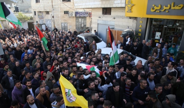 آلاف الفلسطينيين يشيعون جثامين 3 شهداء بالضفة وغزة