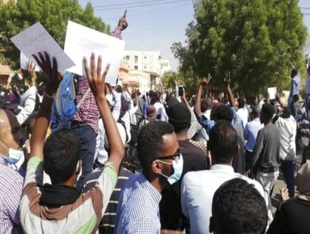 تظاهرات بالسودان والبشير يلتقي السيسي بالقاهرة