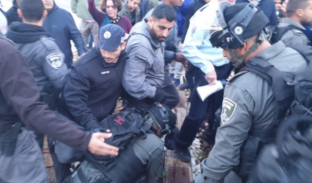 قلنسوة: إصابتان واعتقالات في قمع الشرطة لمظاهرة ضد سياسة الهدم
