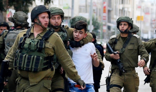 الاحتلال يعتقل 18 فلسطينيا في الضفة