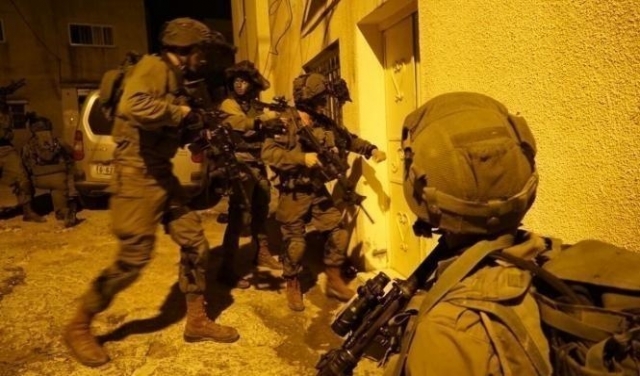 اعتقال 11 فلسطينيا بالضفة وسلب 100 ألف شيكل بالخليل