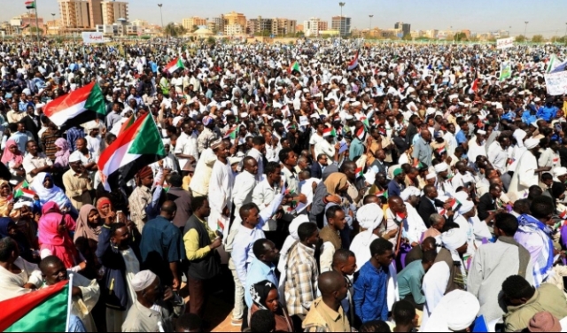 السودان: الاحتجاجاتُ مستمرّة والشرطة تعتدي على أطباء وطلاب مدارس