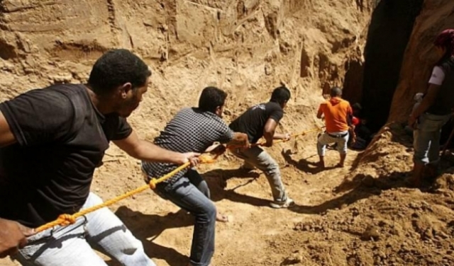 غزة: قتيلان واختناق 9 أشخاص بنفق استهدفه الأمن المصري