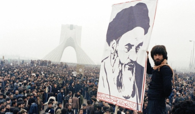 حشود يشاركون بإحياء الذكرى الأربعين للثورة الإيرانية