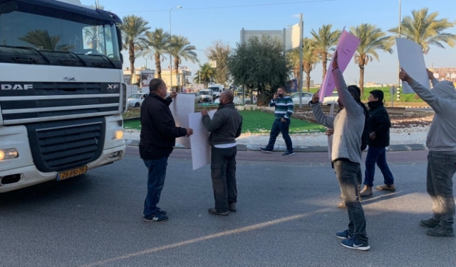 تظاهرة احتجاجية وإغلاق مدخل قلنسوة ضد هدم المنازل