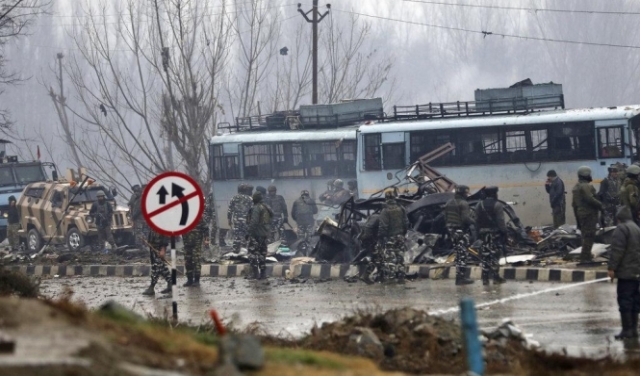 الهند: مقتل 37 جنديا في هجوم بمركبة مفخخة في كشمير