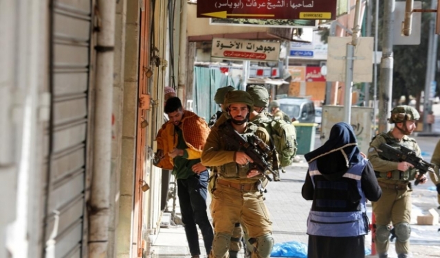 اتهام ضابط بعدم منع جنوده  التنكيل بمعتقلين فلسطينيين