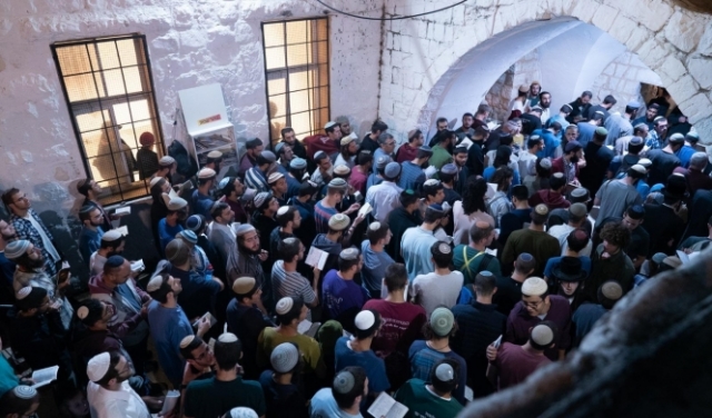 إصابات واعتقالات بالضفة ومئات المستوطنين يقتحمون قبر يوسف بنابلس