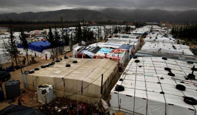 النظام وروسيا يمنعان الغذاء والوقود عن مخيم نازحين محاصر