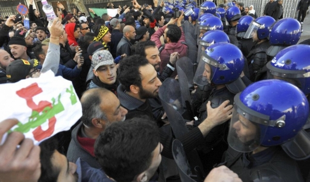 الجزائر: اعتقال 41 متظاهرا احتجوا على ترشح بوتفليقة